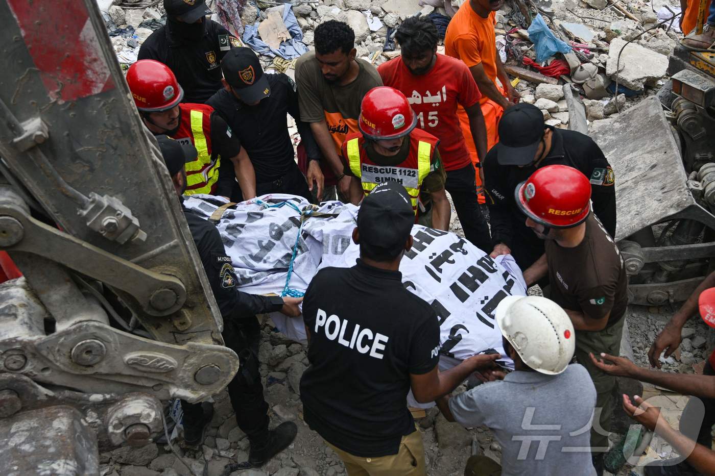 (카라치 AFP=뉴스1) 박우영 기자 = 건물 붕괴 사고가 발생한 파키스탄 카라치에서 구조 작업이 진행되는 모습.2025. 07. 06ⓒ AFP=뉴스1
