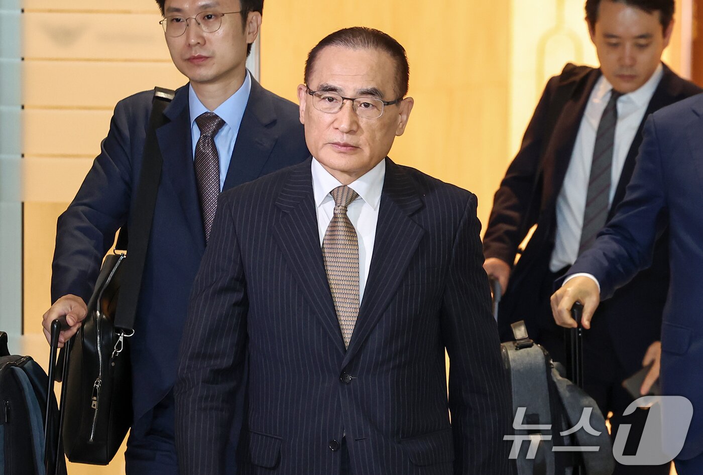 본문 이미지 - 위성락 국가안보실장이 6일 오전 인천국제공항을 통해 미국으로 출국하고 있다. 위성락 실장은 미국 측 인사들과 관세 등 현안 관련 논의에 나설 계획이다. 2025.7.6/뉴스1 ⓒ News1 민경석 기자