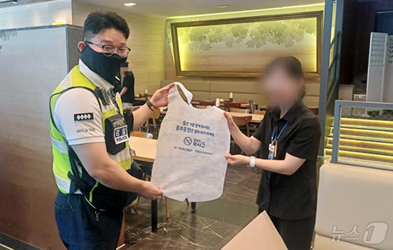 (대전=뉴스1) 이동원 기자 = 대전둔산경찰서(서장 강부희)는 TS한국교통안전공단 대전세종충남본부와 함께 본격적인 여름 행락철을 맞아 들뜬 분위기 속 음주운전 근절 및   교통사고 …