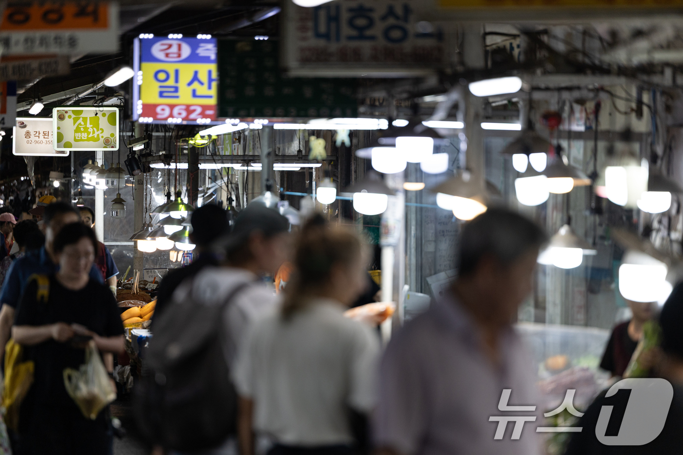 (서울=뉴스1) 이승배 기자 = 정부가 '민생회복 소비쿠폰 1차 지급계획'을 발표하고 오는 21일부터 전 국민을 대상으로 소비쿠폰 지급을 시작한다. 지급액은 1인당 기본 15만 원 …