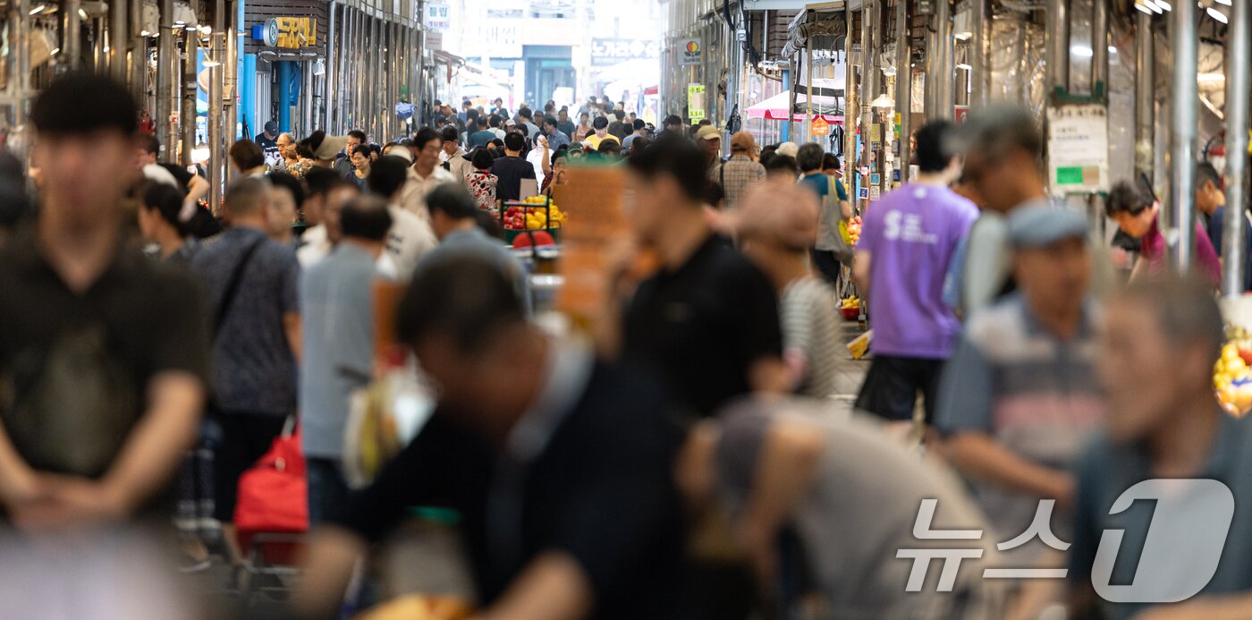 본문 이미지 - 서울시내의 한 전통시장이 북적이고 있다. 2025.7.6/뉴스1 ⓒ News1 이승배 기자