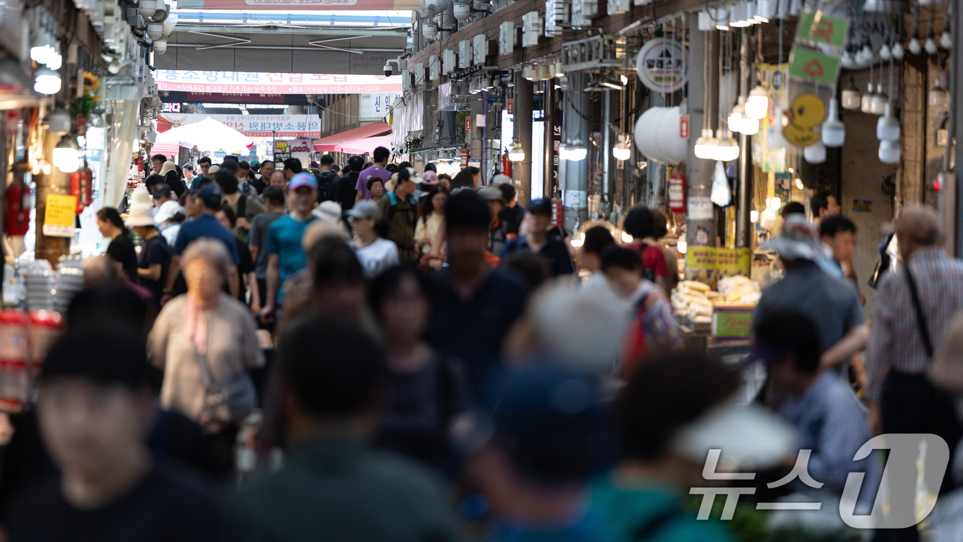 (서울=뉴스1) 이승배 기자 = 정부가 '민생회복 소비쿠폰 1차 지급계획'을 발표하고 오는 21일부터 전 국민을 대상으로 소비쿠폰 지급을 시작한다. 지급액은 1인당 기본 15만 원 …
