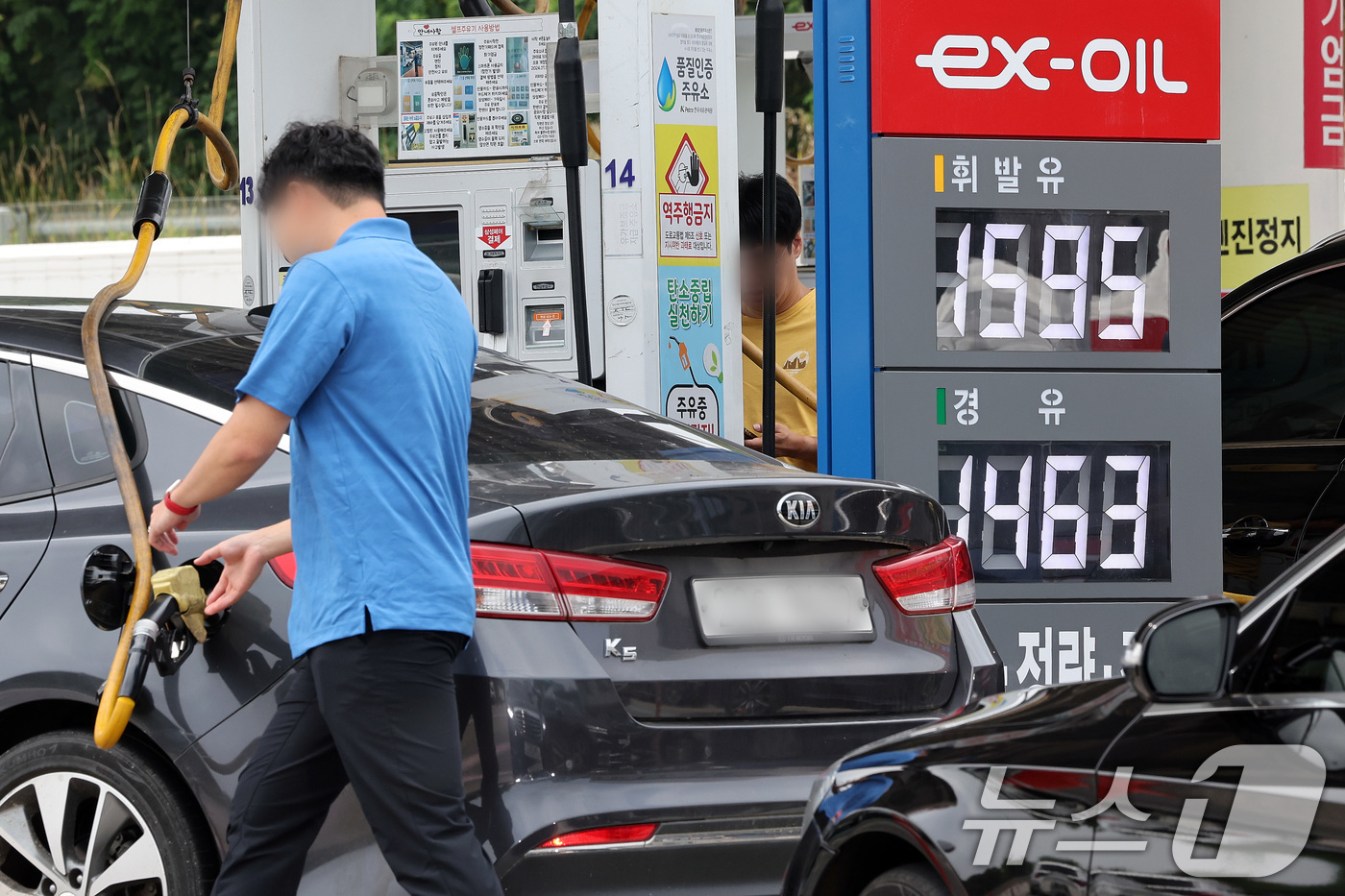 (서울=뉴스1) 이동해 기자 = 전국 주유소 휘발유와 경유 가격이 3주 연속 상승한 6일 서울 서초구 경부고속도로 만남의광장 주유소에 가격이 표시돼 있다.한국석유공사 유가정보시스템 …