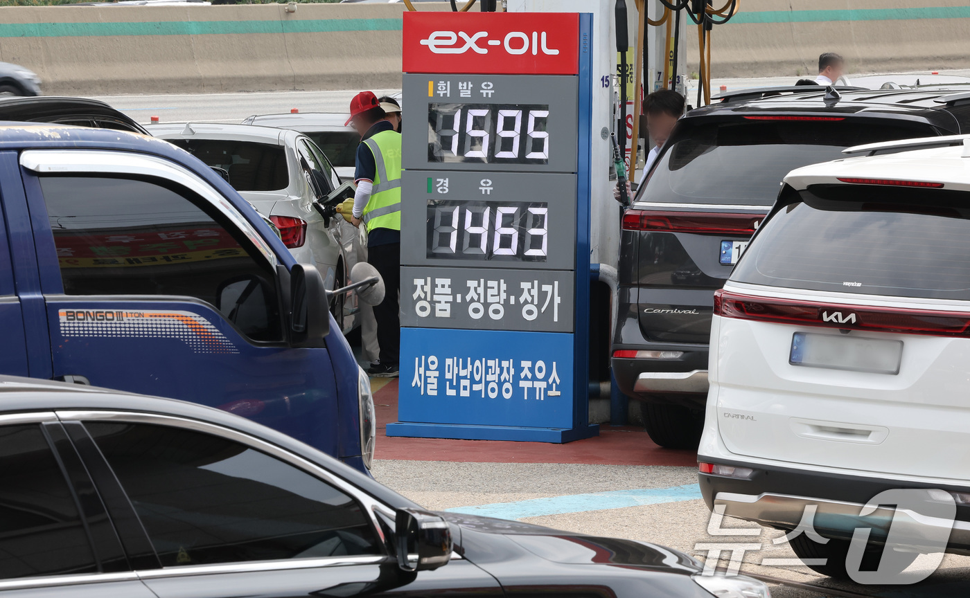 (서울=뉴스1) 이동해 기자 = 전국 주유소 휘발유와 경유 가격이 3주 연속 상승한 6일 서울 서초구 경부고속도로 만남의광장 주유소에 가격이 표시돼 있다.한국석유공사 유가정보시스템 …