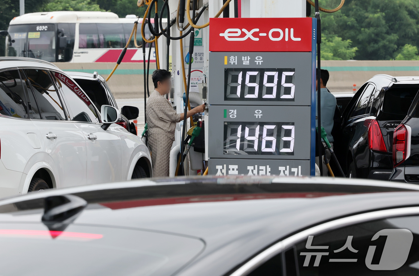 (서울=뉴스1) 이동해 기자 = 전국 주유소 휘발유와 경유 가격이 3주 연속 상승한 6일 서울 서초구 경부고속도로 만남의광장 주유소에 가격이 표시돼 있다.한국석유공사 유가정보시스템 …