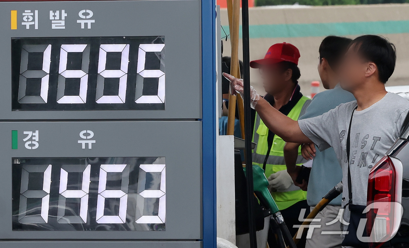 (서울=뉴스1) 이동해 기자 = 전국 주유소 휘발유와 경유 가격이 3주 연속 상승한 6일 서울 서초구 경부고속도로 만남의광장 주유소에 가격이 표시돼 있다.한국석유공사 유가정보시스템 …