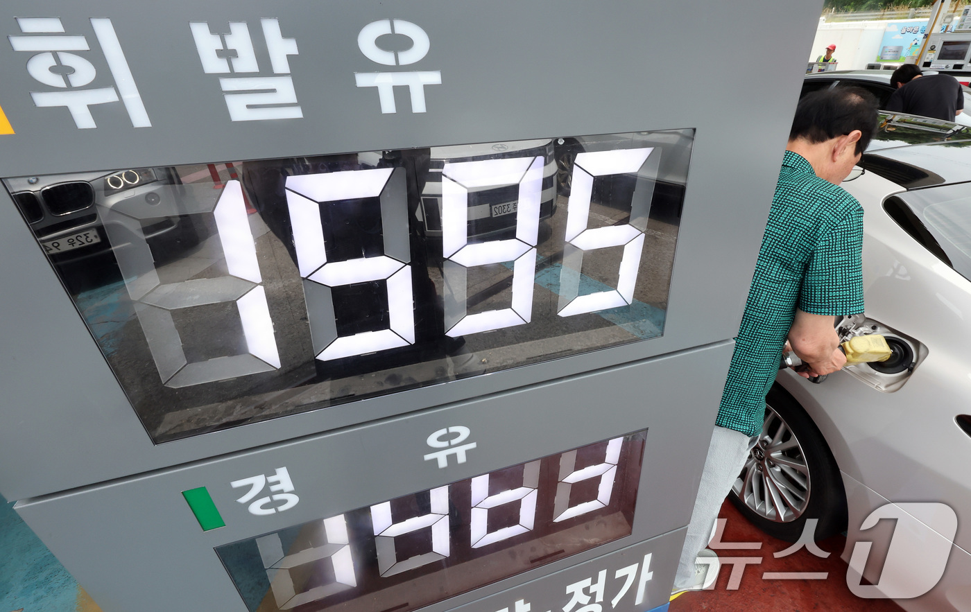 (서울=뉴스1) 이동해 기자 = 전국 주유소 휘발유와 경유 가격이 3주 연속 상승한 6일 서울 서초구 경부고속도로 만남의광장 주유소에 가격이 표시돼 있다.한국석유공사 유가정보시스템 …