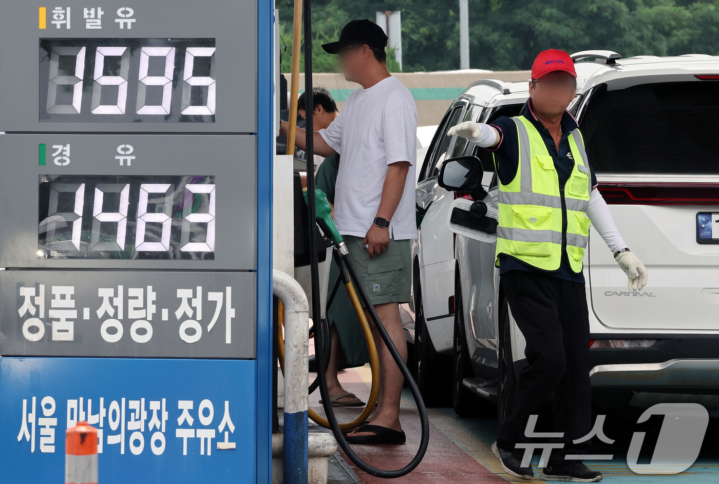 (서울=뉴스1) 이동해 기자 = 전국 주유소 휘발유와 경유 가격이 3주 연속 상승한 6일 서울 서초구 경부고속도로 만남의광장 주유소에 가격이 표시돼 있다.한국석유공사 유가정보시스템 …