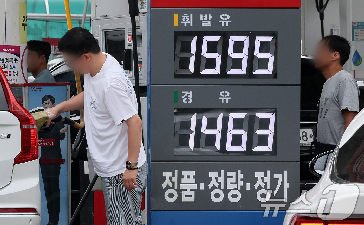 (서울=뉴스1) 이동해 기자 = 전국 주유소 휘발유와 경유 가격이 3주 연속 상승한 6일 서울 서초구 경부고속도로 만남의광장 주유소에 가격이 표시돼 있다.한국석유공사 유가정보시스템 …