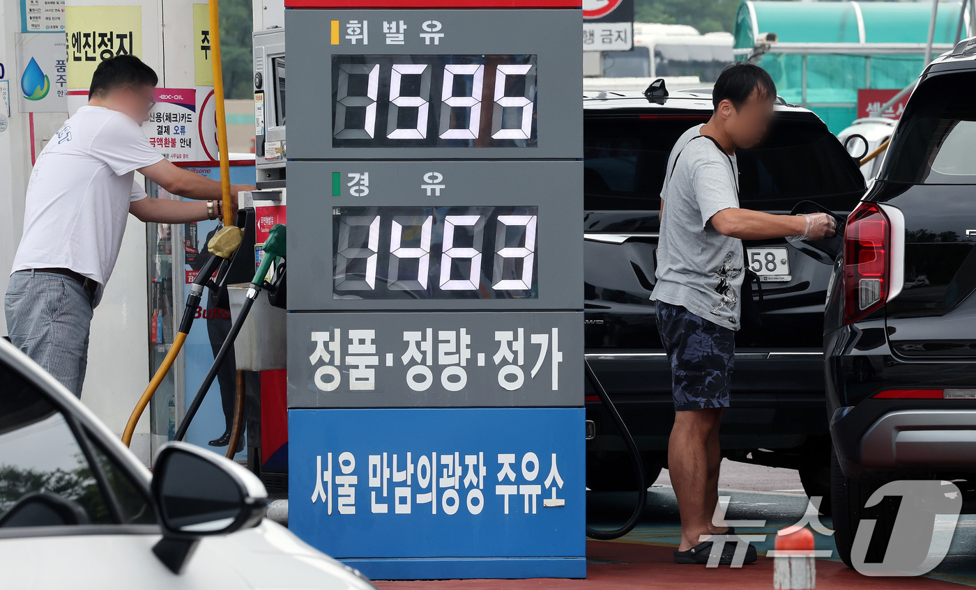 (서울=뉴스1) 이동해 기자 = 전국 주유소 휘발유와 경유 가격이 3주 연속 상승한 6일 서울 서초구 경부고속도로 만남의광장 주유소에 가격이 표시돼 있다.한국석유공사 유가정보시스템 …