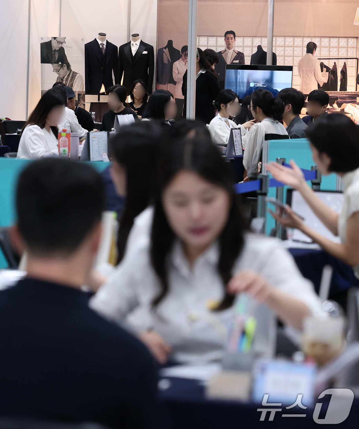 (서울=뉴스1) 김성진 기자 = 6일 서울 강남구 삼성동 코엑스에서 열린 2025 추계 웨덱스 웨딩 박람회에서 예비 부부들이 상담을 받고 있다. 2025.7.6/뉴스1