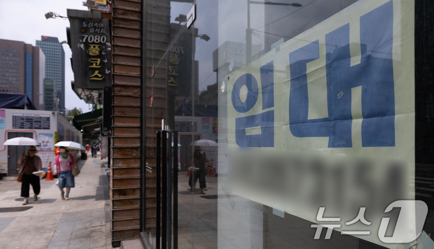 (서울=뉴스1) 이승배 기자 = 6일 국세청 국세 통계에 따르면 지난해 개인·법인을 포함해 폐업 신고를 한 사업자는 100만8천282명으로 집계돼 사상 처음으로 100만명을 넘어섰 …