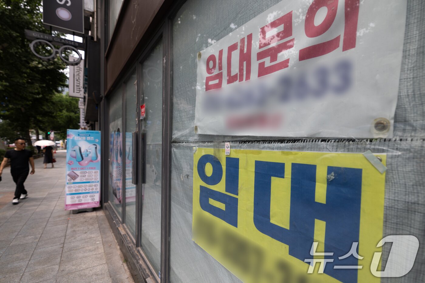 본문 이미지 - 서울 시내의 한 점포에 임대 안내가 붙어 있다. 2025.7.6/뉴스1 &lt;자료사진&gt; ⓒ News1 이승배 기자
