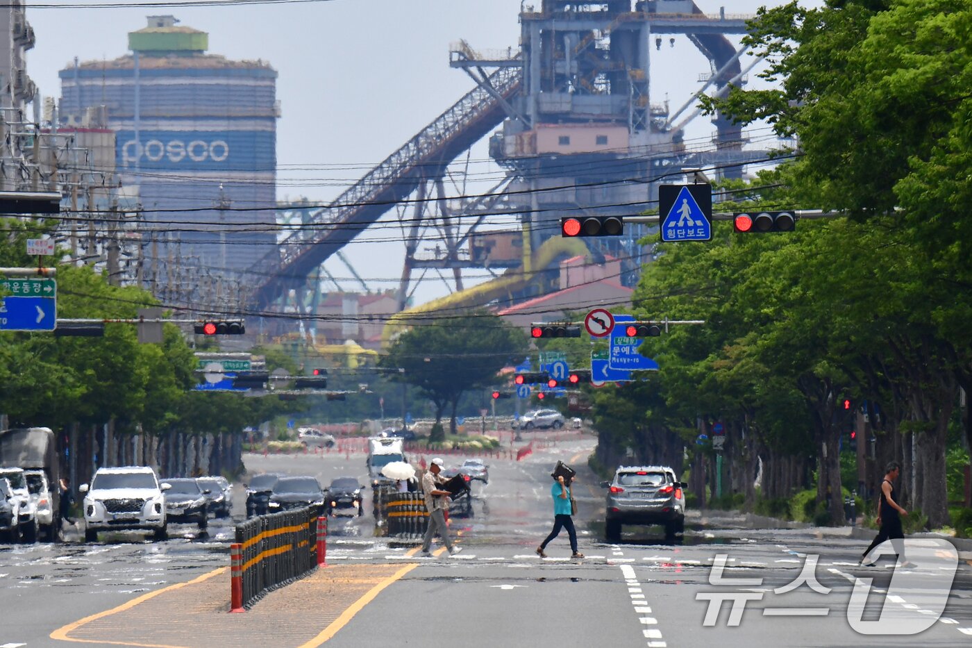 본문 이미지 - 포스코 포항제철소로 들어가는 도로 2025.7.6/뉴스1 ⓒ News1 최창호 기자