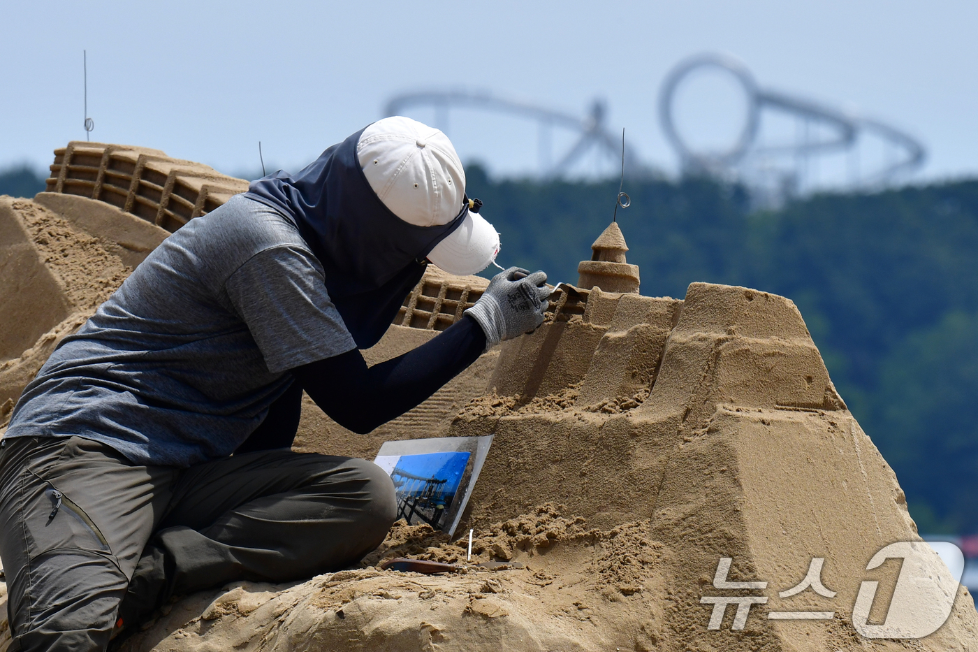 (포항=뉴스1) 최창호 기자 = 6일 경북 포항시 북구 영일대해수욕장 백사장에서 대만에서 온 작가가 이가리닻 전망대를 조각하고 있다. 모래조각 작품은 포항의 미래도시와 불국사, 이 …