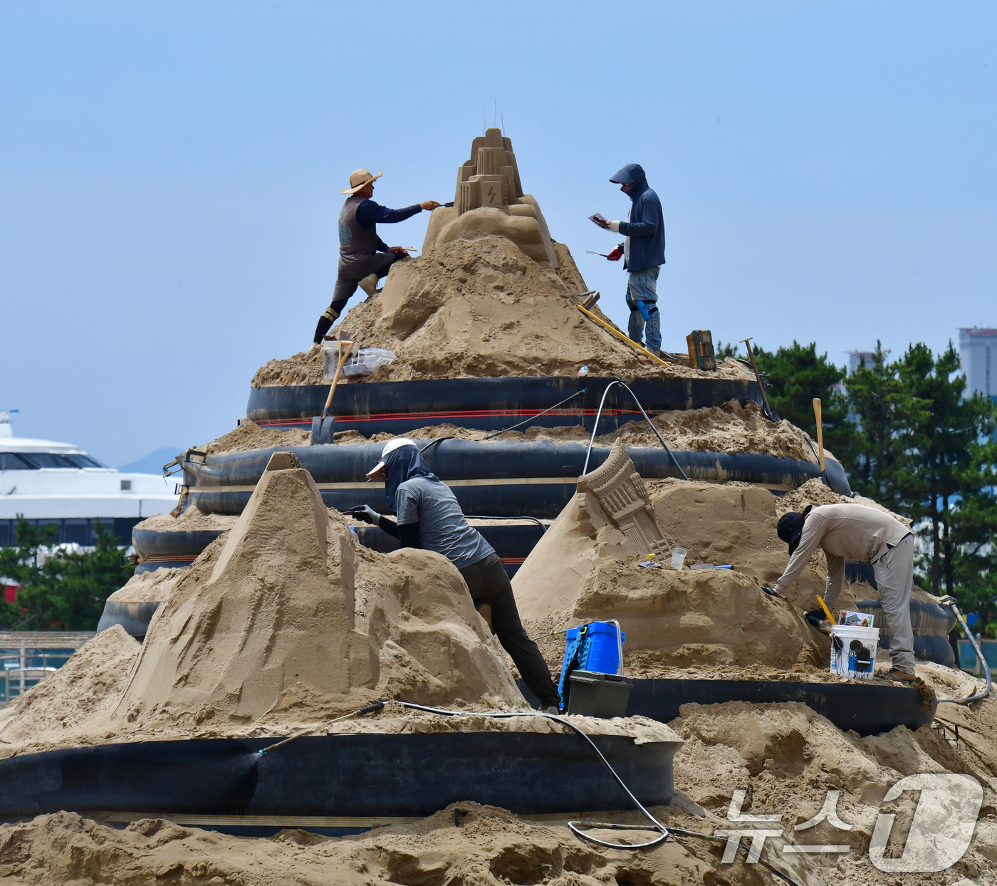 (포항=뉴스1) 최창호 기자 = 6일 경북 포항시 북구 영일대해수욕장 백사장에서 다양한 모래조각 작품이 만들어지고 있다. 2025.7.6/뉴스1