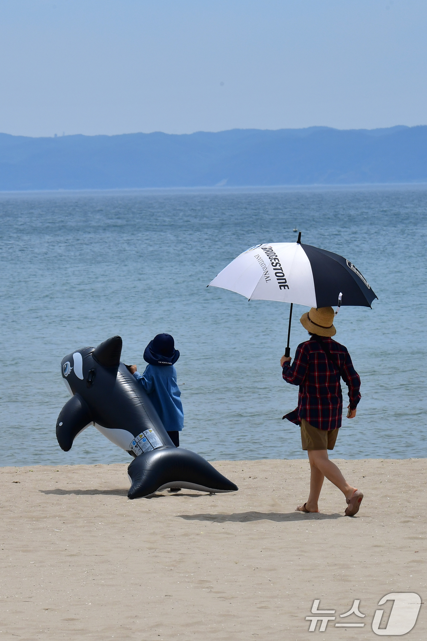 (포항=뉴스1) 최창호 기자 = 경북 포항시 전역에 폭염특보가 발령된 6일 오전 북구 영일대해수욕장에서  고래 튜브를 든 어린이가 바다를 향해 달려가고 있다.  2025.7.6/뉴 …