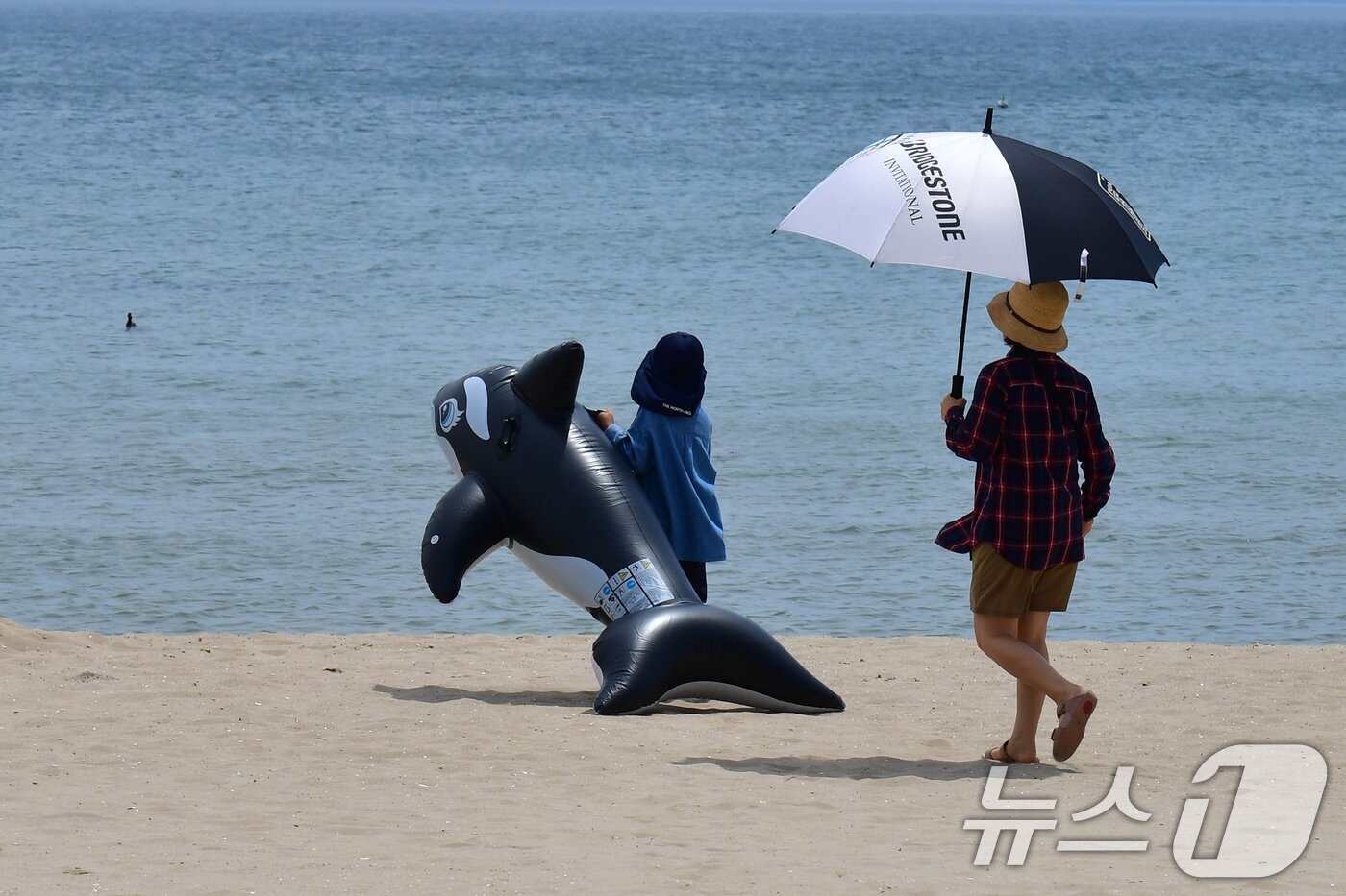 본문 이미지 - 경북 포항시 전역에 폭염특보가 발령된 6일 오전 북구 영일대해수욕장에서 고래 튜브를 든 어린이가 바다를 향해 달려가고 있다. 2025.7.6/뉴스1 ⓒ News1 최창호 기자