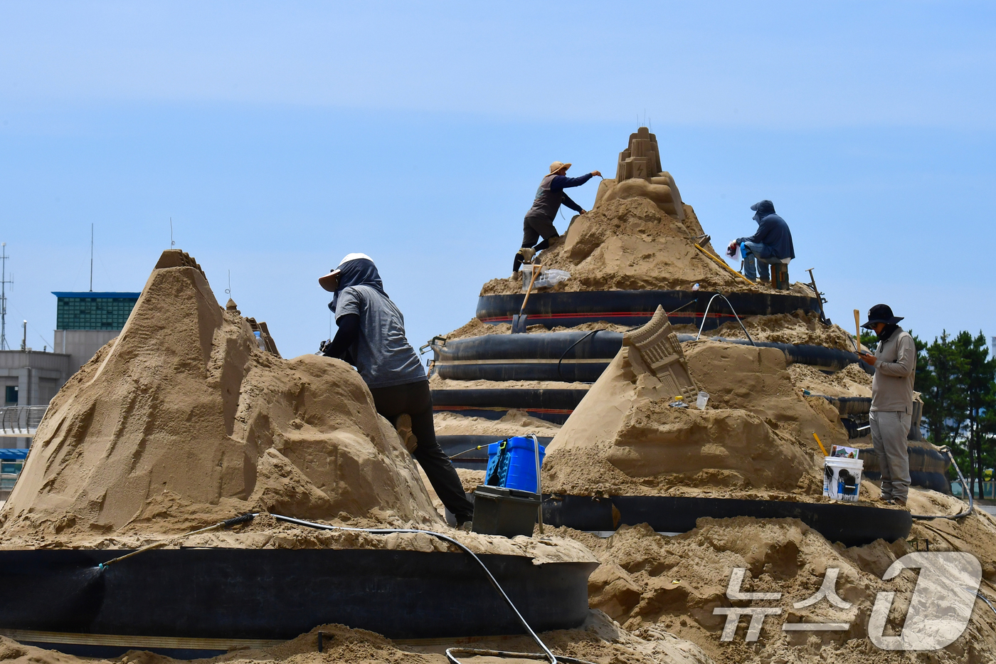 (포항=뉴스1) 최창호 기자 = 6일 경북 포항시 북구 영일대해수욕장 백사장에서 다양한 모래조각 작품들이 만들어지고 있다. 2025.7.6/뉴스1
