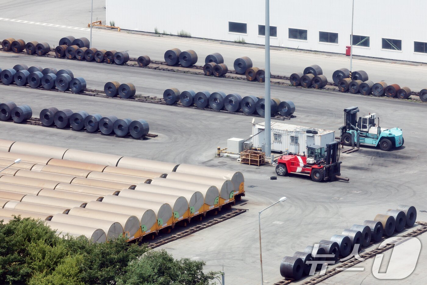 본문 이미지 - 6일 경기 평택시 포승읍 평택항 야적장에 수출용 철강 제품이 쌓여 있다. 2025.7.6/뉴스1 ⓒ News1 민경석 기자