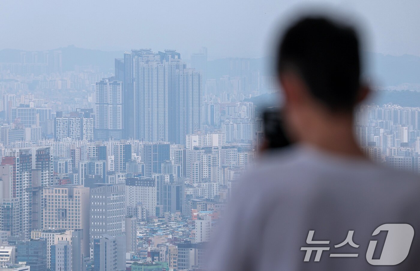본문 이미지 - 서울 남산에서 바라본 서울 아파트 단지 모습. 2025.7.6/뉴스1 ⓒ News1 김성진 기자