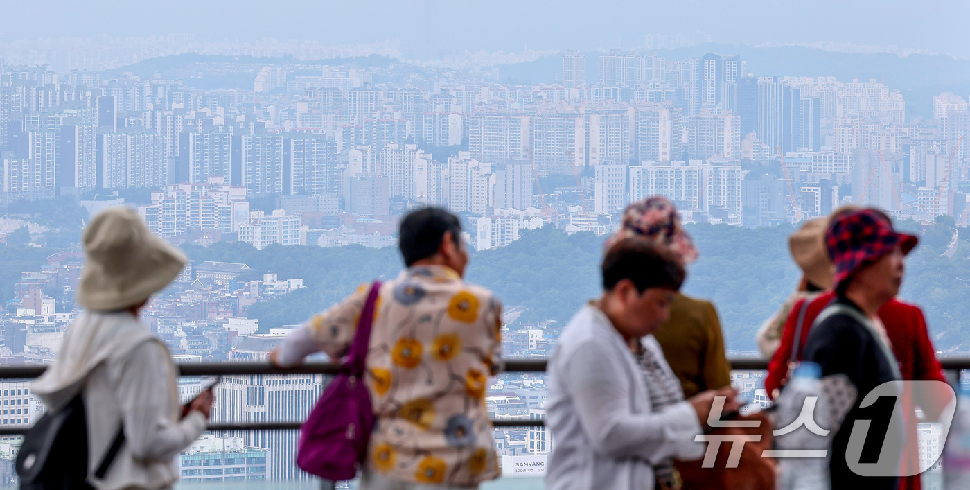 (서울=뉴스1) 김성진 기자 = 정부의 초강력 대출 규제가 서울 아파트 매매 시장에 직접적인 영향을 주고 있다. 규제 발표 이후 불과 일주일 만에 계약서를 작성하고도 매매를 포기하 …
