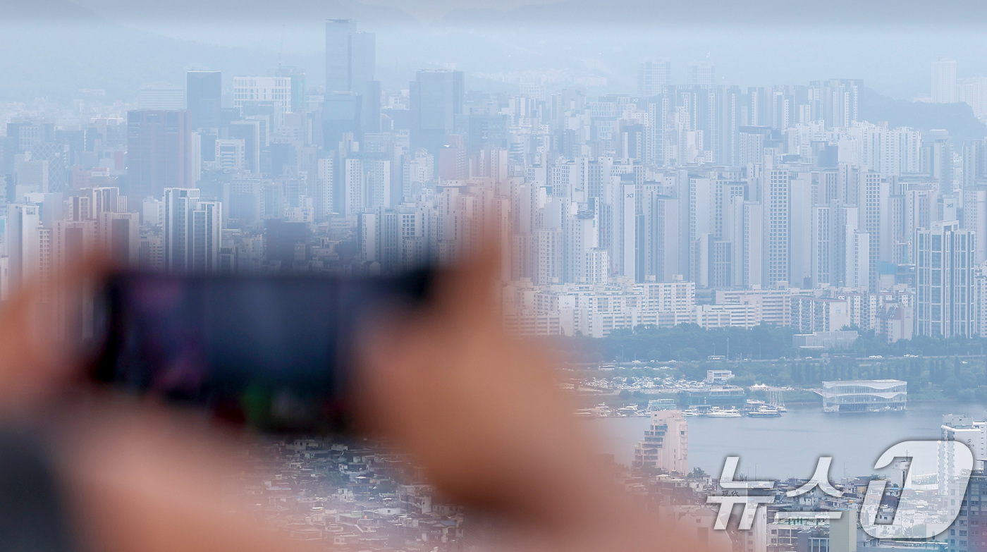 (서울=뉴스1) 김성진 기자 = 정부의 초강력 대출 규제가 서울 아파트 매매 시장에 직접적인 영향을 주고 있다. 규제 발표 이후 불과 일주일 만에 계약서를 작성하고도 매매를 포기하 …