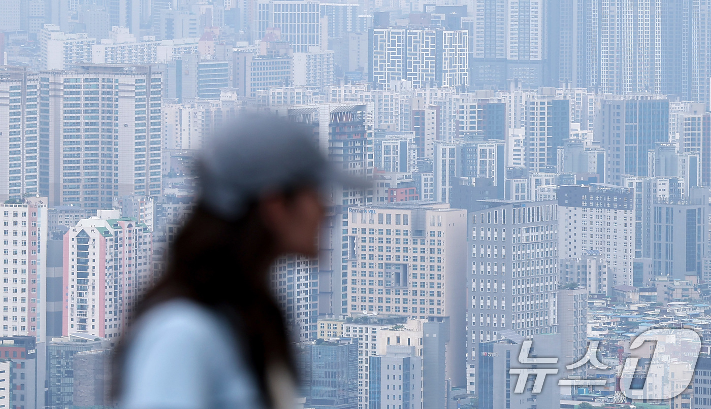 (서울=뉴스1) 김성진 기자 = 정부의 초강력 대출 규제가 서울 아파트 매매 시장에 직접적인 영향을 주고 있다. 규제 발표 이후 불과 일주일 만에 계약서를 작성하고도 매매를 포기하 …