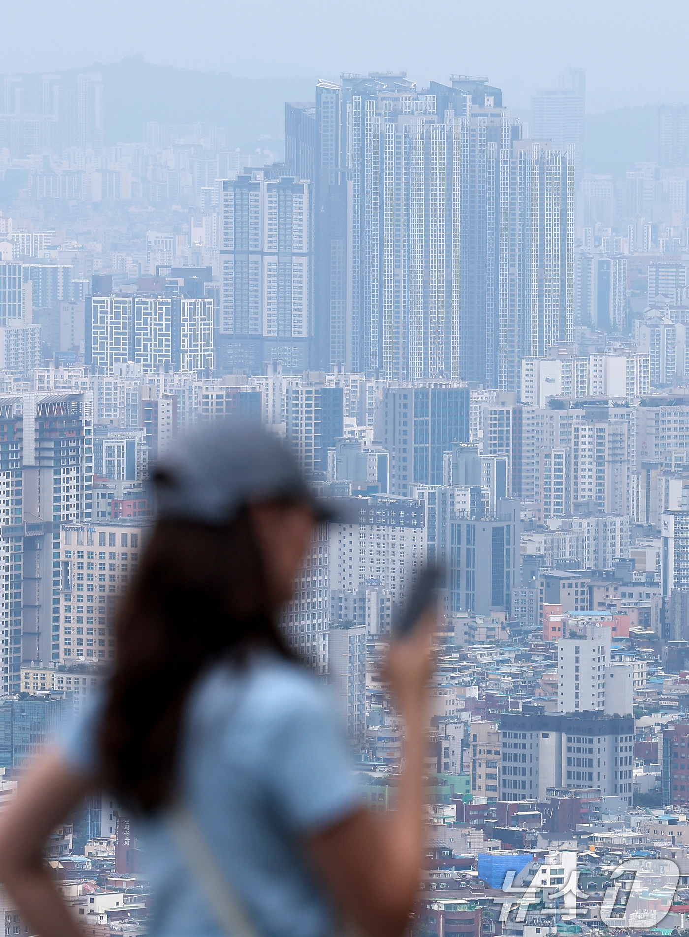 (서울=뉴스1) 김성진 기자 = 정부의 초강력 대출 규제가 서울 아파트 매매 시장에 직접적인 영향을 주고 있다. 규제 발표 이후 불과 일주일 만에 계약서를 작성하고도 매매를 포기하 …