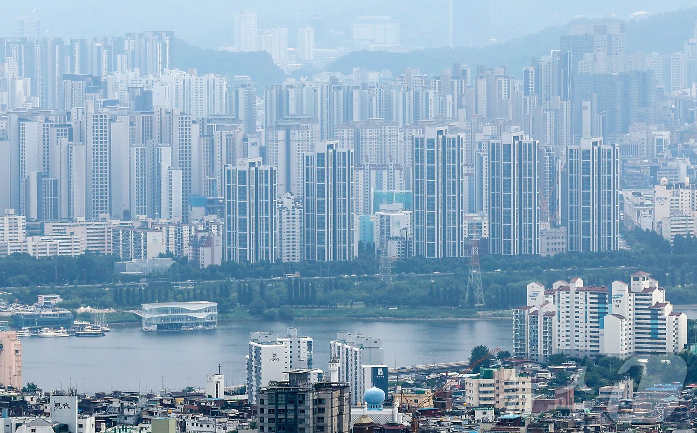 (서울=뉴스1) 김성진 기자 = 정부의 초강력 대출 규제가 서울 아파트 매매 시장에 직접적인 영향을 주고 있다. 규제 발표 이후 불과 일주일 만에 계약서를 작성하고도 매매를 포기하 …