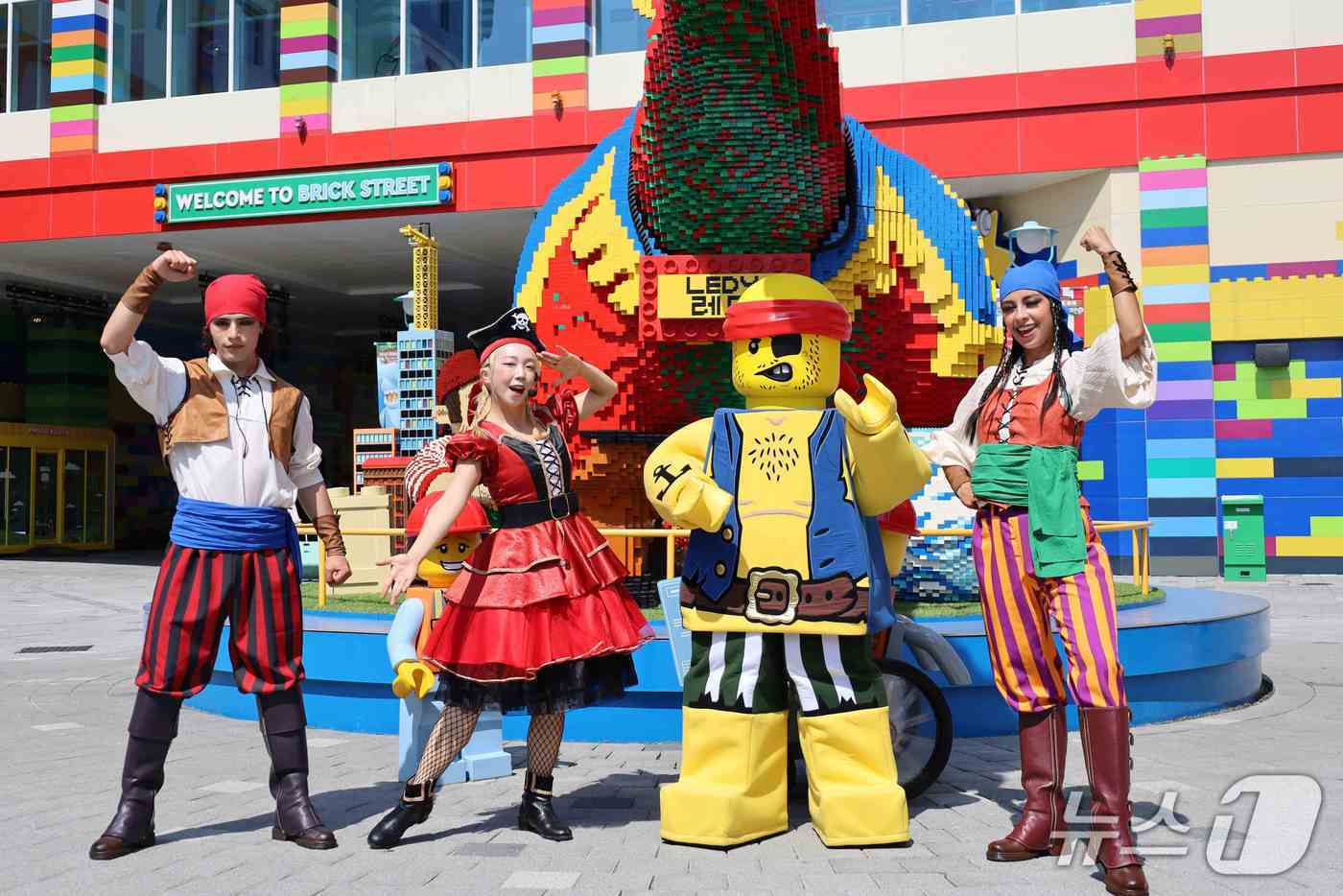 본문 이미지 - 오-썸머 시즌 해적 콘셉트의 신나는 공연으로 즐거움을 선사하는 &#39;고! 고! 해적단&#39; 연기자들&#40;레고랜드 제공&#41;
