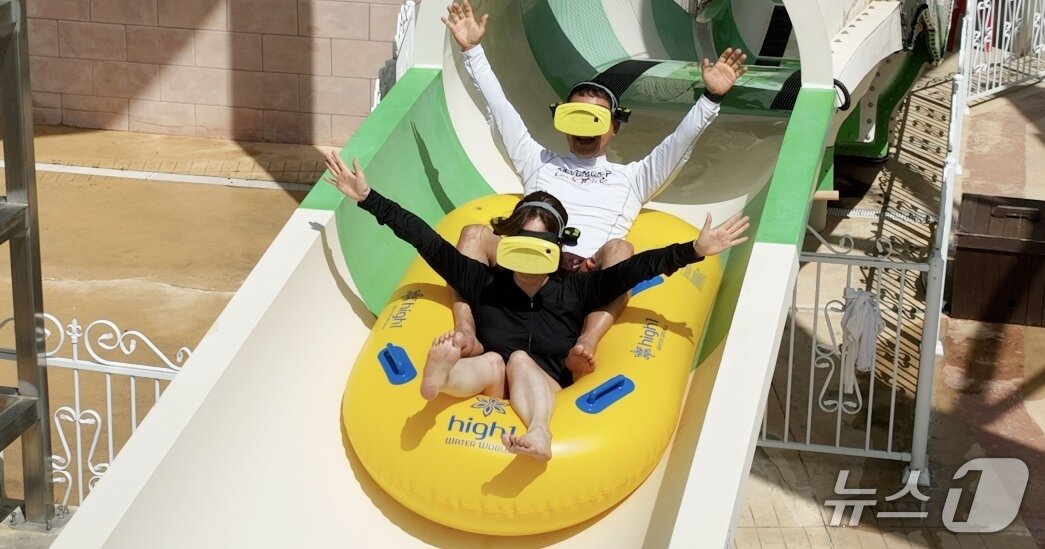 본문 이미지 - VR기기를 착용 후 슬라이드를 즐기는 탑승객들&#40;강원랜드 제공&#41;