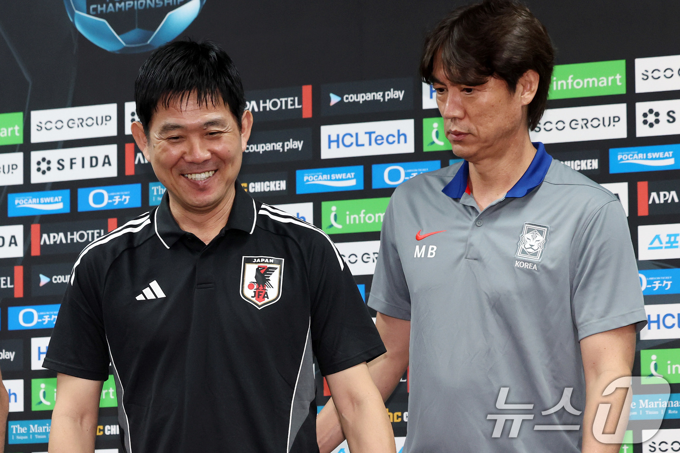 (용인=뉴스1) 이동해 기자 = 대한민국 홍명보 감독(오른쪽)과 일본 모리야스 하지메 감독이 6일 오후 경기도 용인미르스타디움에서 열린 2025 동아시아축구연맹(EAFF) E-1 …