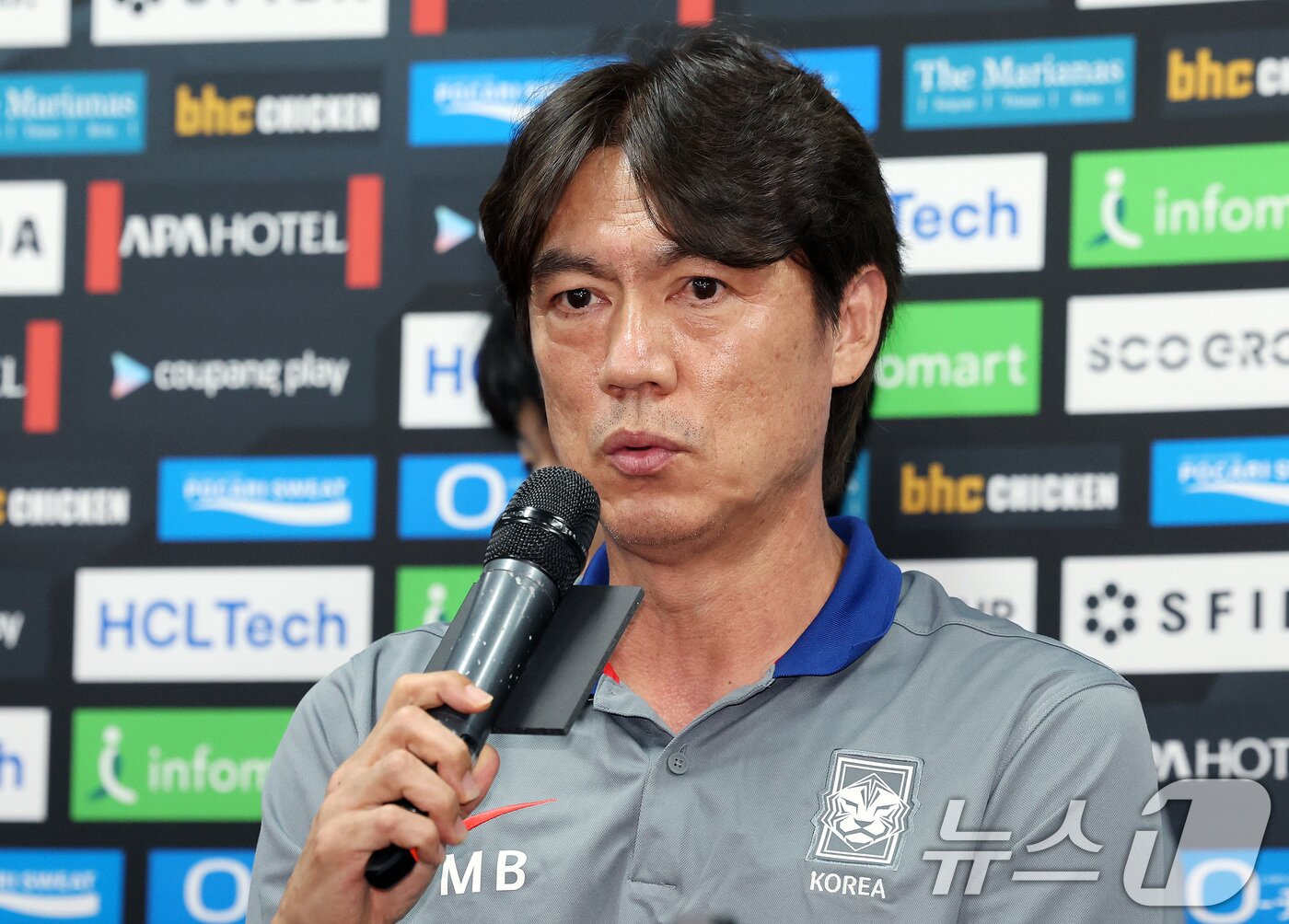 본문 이미지 - 대한민국 홍명보 감독이 6일 오후 경기도 용인미르스타디움에서 열린 2025 동아시아축구연맹&#40;EAFF&#41; E-1 챔피언십 남자부 공식 기자회견에서 기자들 질의에 답하고 있다. 2025.7.6/뉴스1 ⓒ News1 이동해 기자