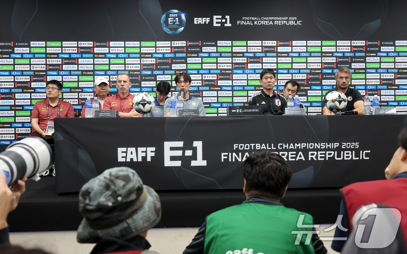 (용인=뉴스1) 이동해 기자 = 중국 데얀 주르예비치 감독(왼쪽부터)과, 대한민국 홍명보 감독, 일본 모리야스 하지메 감독, 홍콩 애슐리 웨스트우드 감독이 6일 오후 경기도 용인미 …