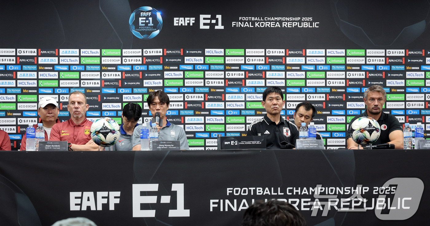 (용인=뉴스1) 이동해 기자 = 중국 데얀 주르예비치 감독(왼쪽부터)과, 대한민국 홍명보 감독, 일본 모리야스 하지메 감독, 홍콩 애슐리 웨스트우드 감독이 6일 오후 경기도 용인미 …