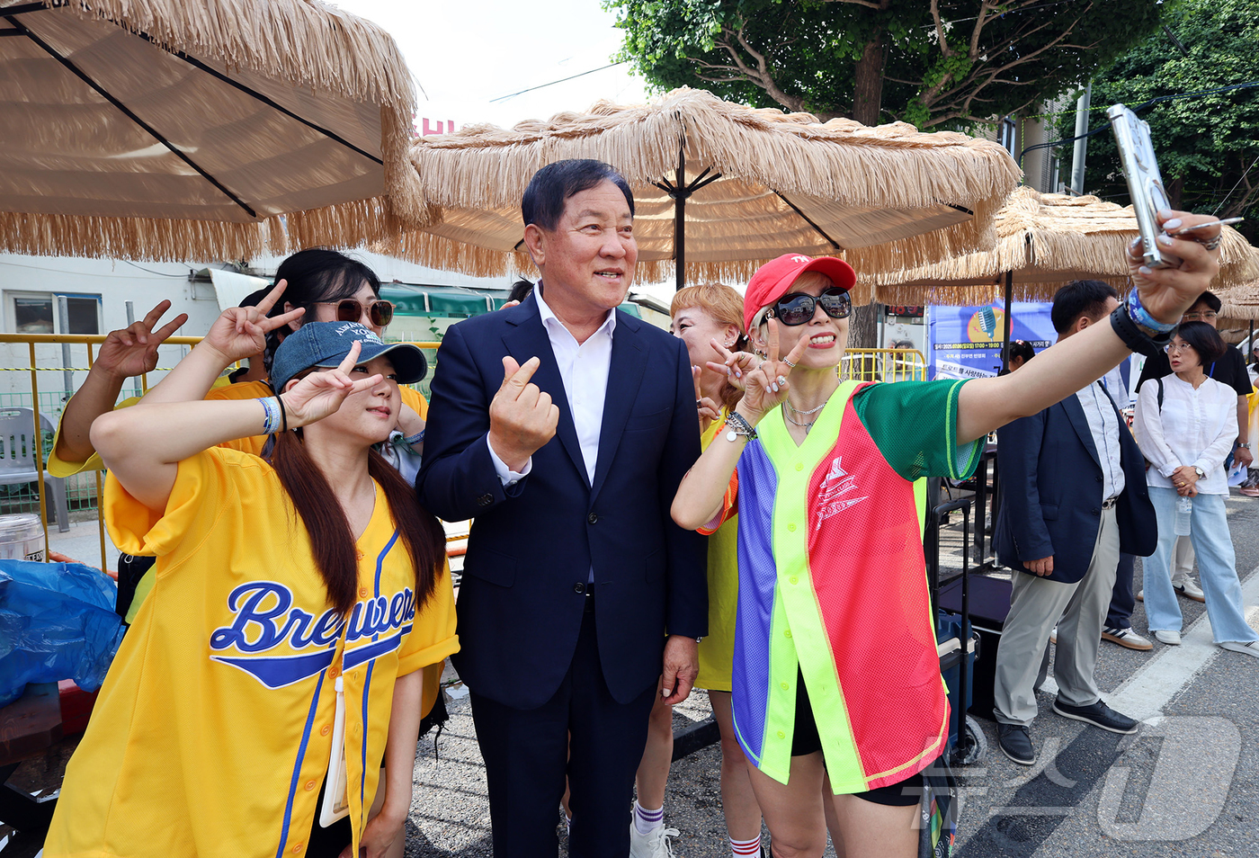 (서울=뉴스1) = 6일 평창군 진부면 시가지에서 열린 제2회 오대산천 줌바경연대회를 찾은 심재국 평창군수가 행사 참가자들과 기념촬영을 하고 있다.올해 행사에는 국내외 40여 개 …