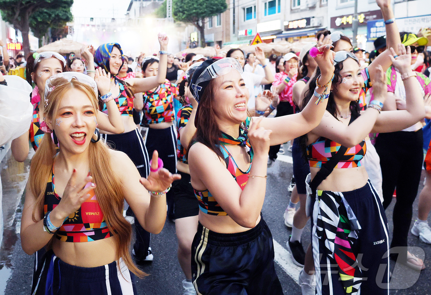 (서울=뉴스1) = 6일 평창군 진부면 시가지에서 열린 제2회 오대산천 줌바경연대회 참가자들이 줌바댄스를 즐기고 있다.올해 행사에는 국내외 40여 개 팀이 참가해 축하 공연, 경연 …