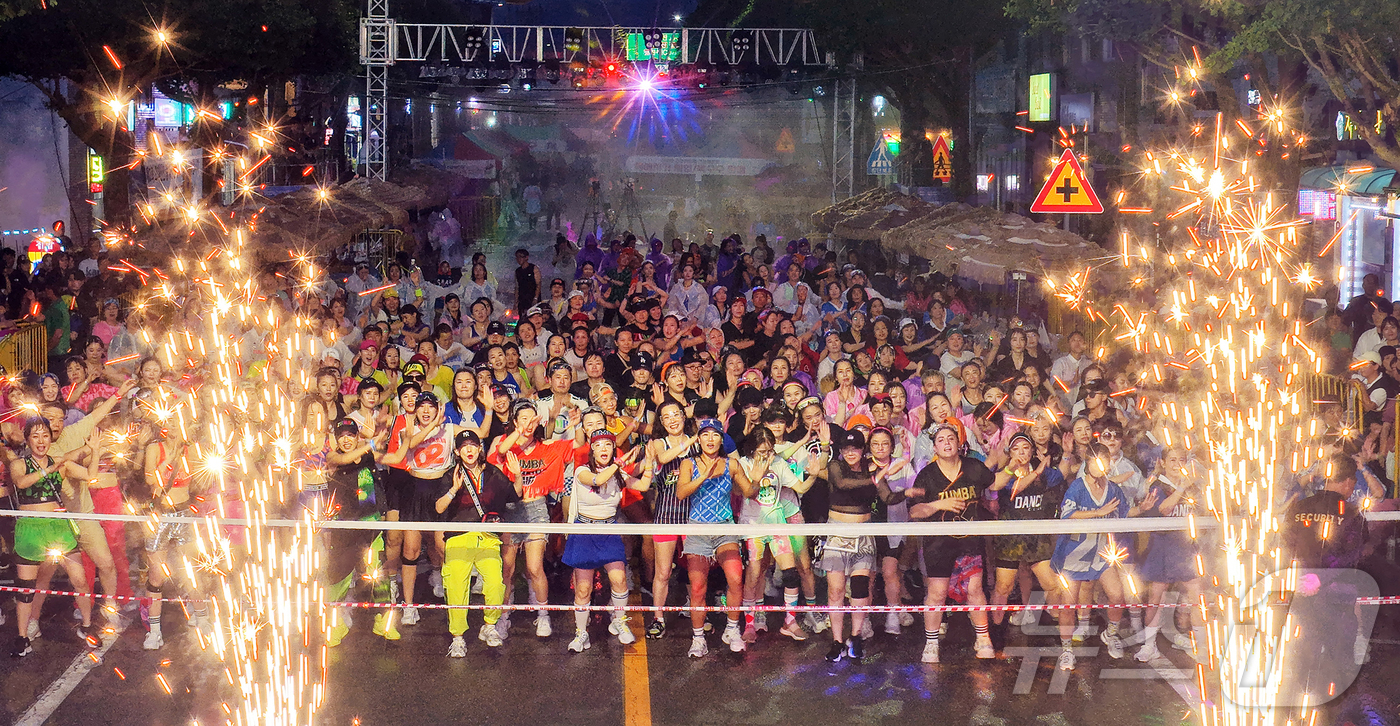 (서울=뉴스1) = 지난 5일 평창군 진부면 시가지에서 열린 제2회 오대산천 줌바경연대회 참가자들이 한여름밤의 줌바댄스파티를 즐기고 있다.올해 행사에는 국내외 40여 개 팀이 참가 …