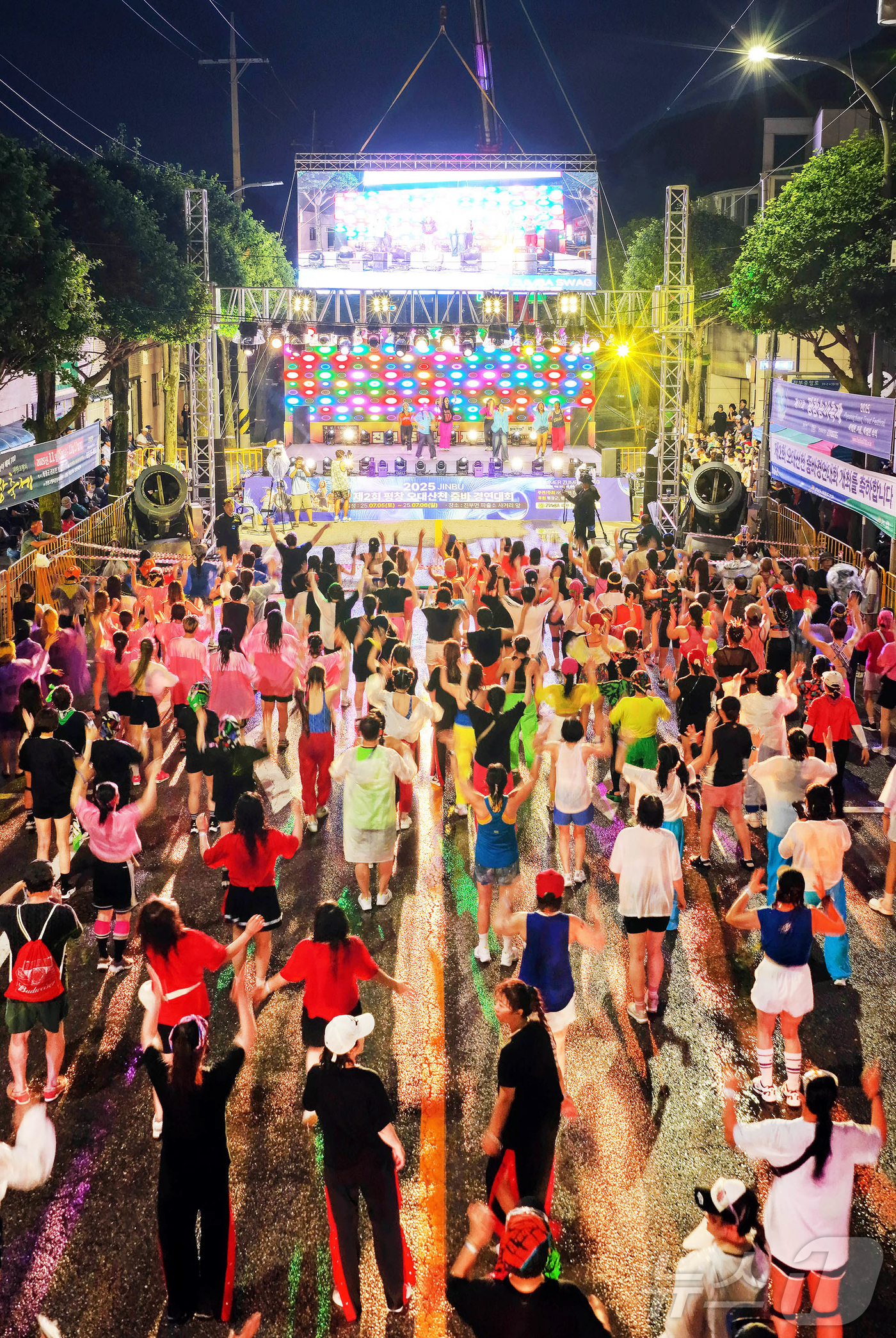 (서울=뉴스1) = 지난 5일 평창군 진부면 시가지에서 열린 제2회 오대산천 줌바경연대회 참가자들이 한여름밤의 줌바댄스파티를 즐기고 있다.올해 행사에는 국내외 40여 개 팀이 참가 …