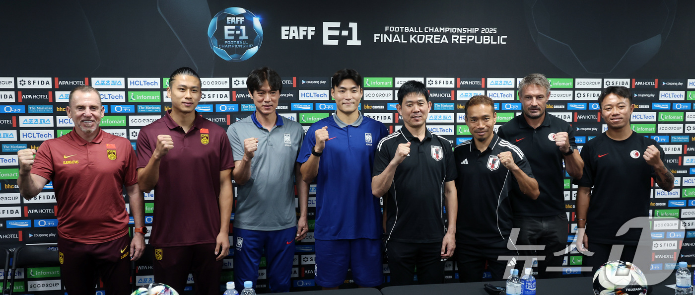 (용인=뉴스1) 이동해 기자 = 각국 감독과 선수들이 6일 오후 경기도 용인미르스타디움에서 열린 2025 동아시아축구연맹(EAFF) E-1 챔피언십 남자부 공식 기자회견에서 파이팅 …