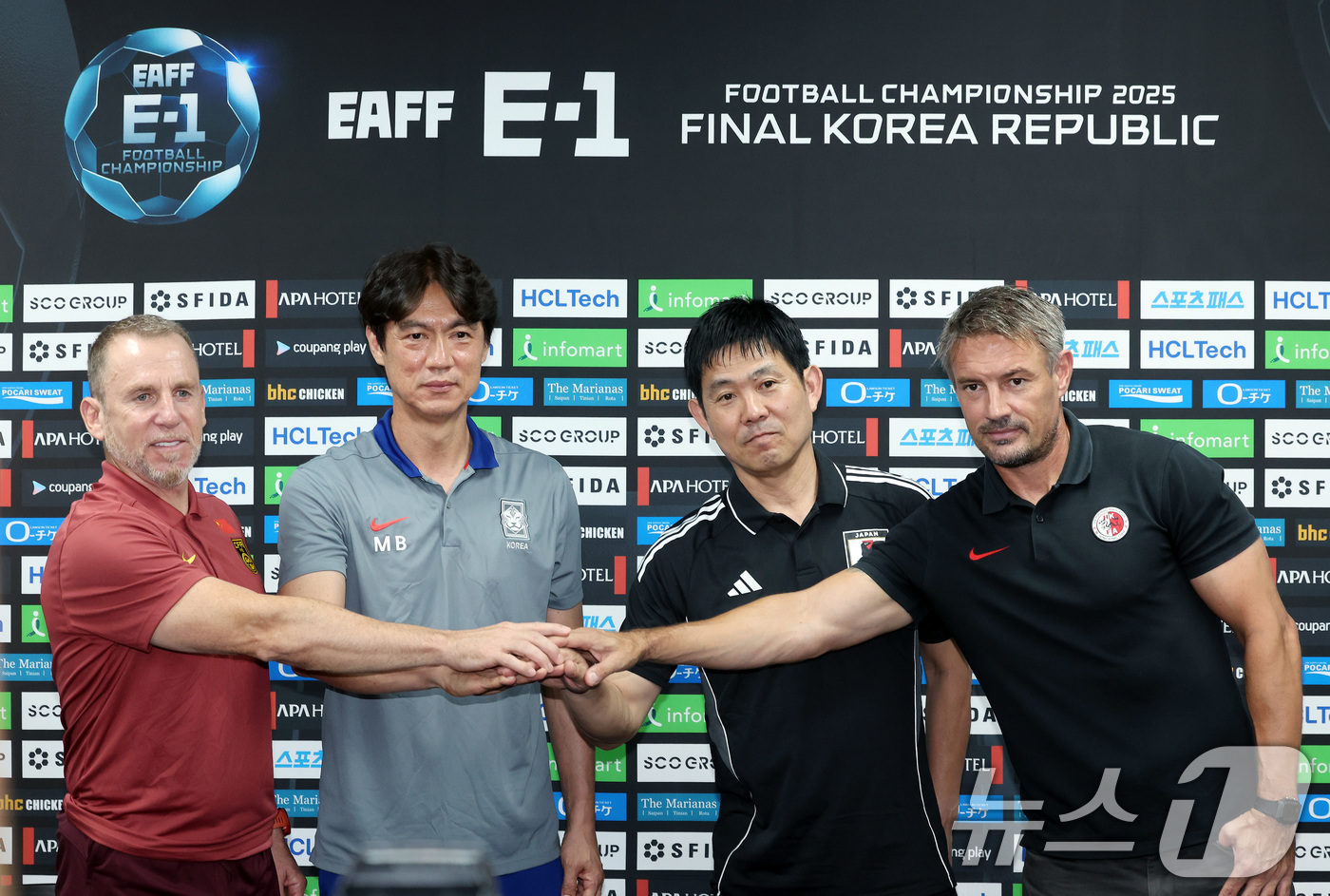 (용인=뉴스1) 이동해 기자 = 홍명보 감독을 비롯한 각국 감독들이 6일 오후 경기도 용인미르스타디움에서 열린 2025 동아시아축구연맹(EAFF) E-1 챔피언십 남자부 공식 기자 …