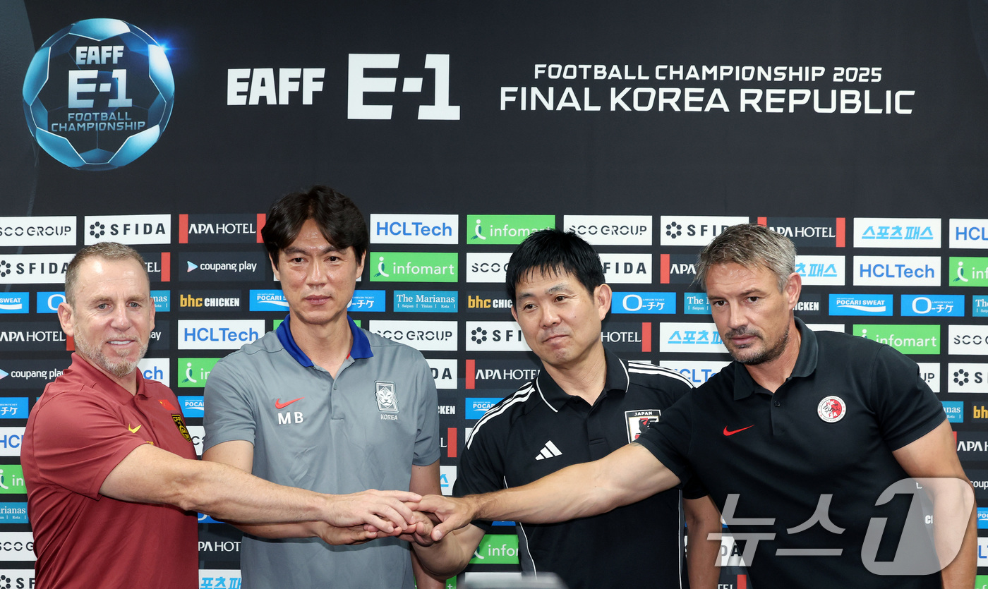 (용인=뉴스1) 이동해 기자 = 홍명보 감독을 비롯한 각국 감독들이 6일 오후 경기도 용인미르스타디움에서 열린 2025 동아시아축구연맹(EAFF) E-1 챔피언십 남자부 공식 기자 …