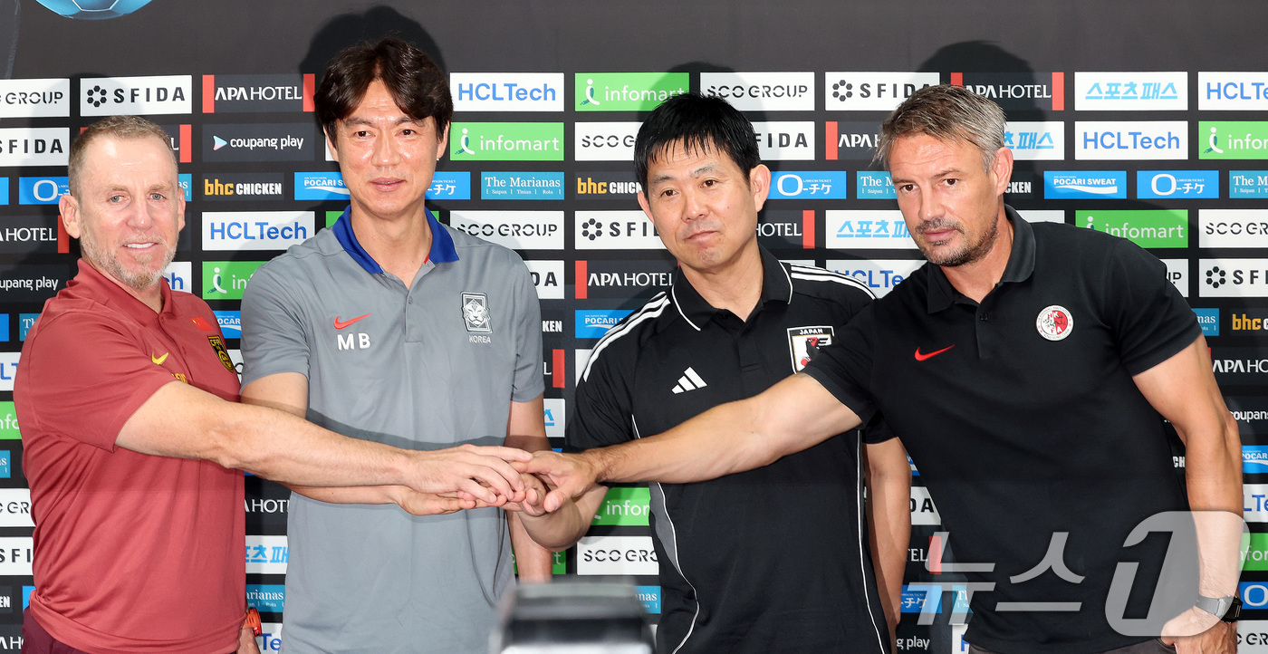 (용인=뉴스1) 이동해 기자 = 홍명보 감독을 비롯한 각국 감독들이 6일 오후 경기도 용인미르스타디움에서 열린 2025 동아시아축구연맹(EAFF) E-1 챔피언십 남자부 공식 기자 …