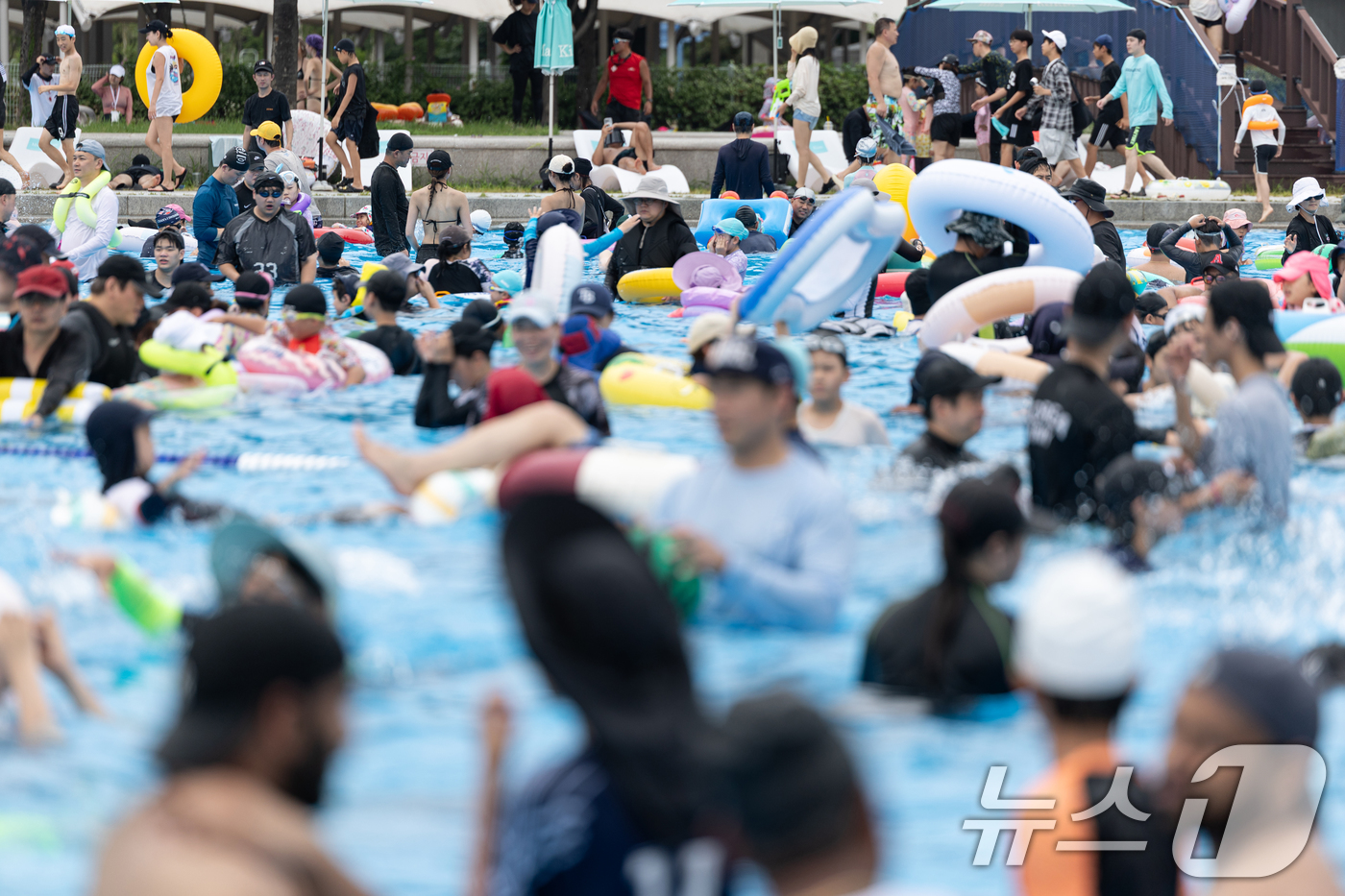 (서울=뉴스1) 이승배 기자 = 무더운 날씨가 이어지고 있는 6일 오후 서울 광진구 뚝섬 한강공원 수영장이 북적이고 있다. 2025.7.6/뉴스1