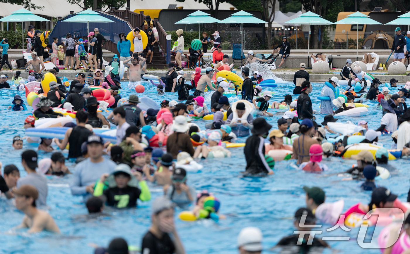 (서울=뉴스1) 이승배 기자 = 무더운 날씨가 이어지고 있는 6일 오후 서울 광진구 뚝섬 한강공원 수영장이 북적이고 있다. 2025.7.6/뉴스1