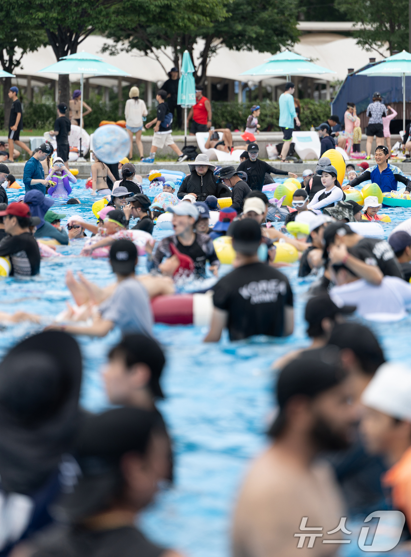 (서울=뉴스1) 이승배 기자 = 무더운 날씨가 이어지고 있는 6일 오후 서울 광진구 뚝섬 한강공원 수영장이 북적이고 있다. 2025.7.6/뉴스1