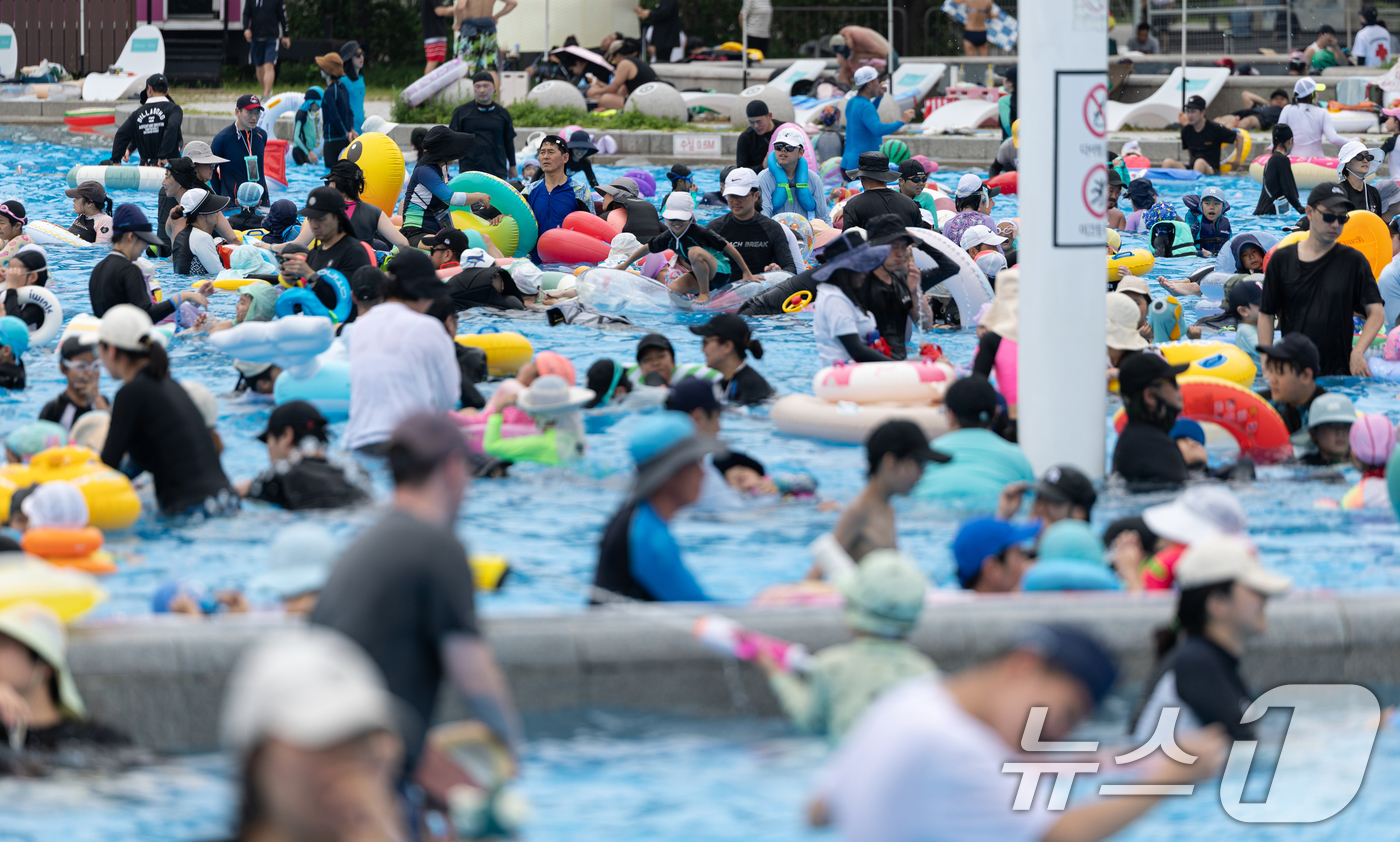 (서울=뉴스1) 이승배 기자 = 무더운 날씨가 이어지고 있는 6일 오후 서울 광진구 뚝섬 한강공원 수영장이 북적이고 있다. 2025.7.6/뉴스1
