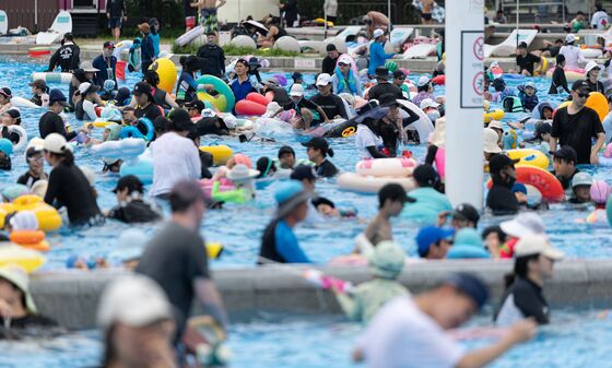 "상의 안 입고 수영장 갔더니 쫓아내…안전요원 '비키니는 괜찮다'" 황당