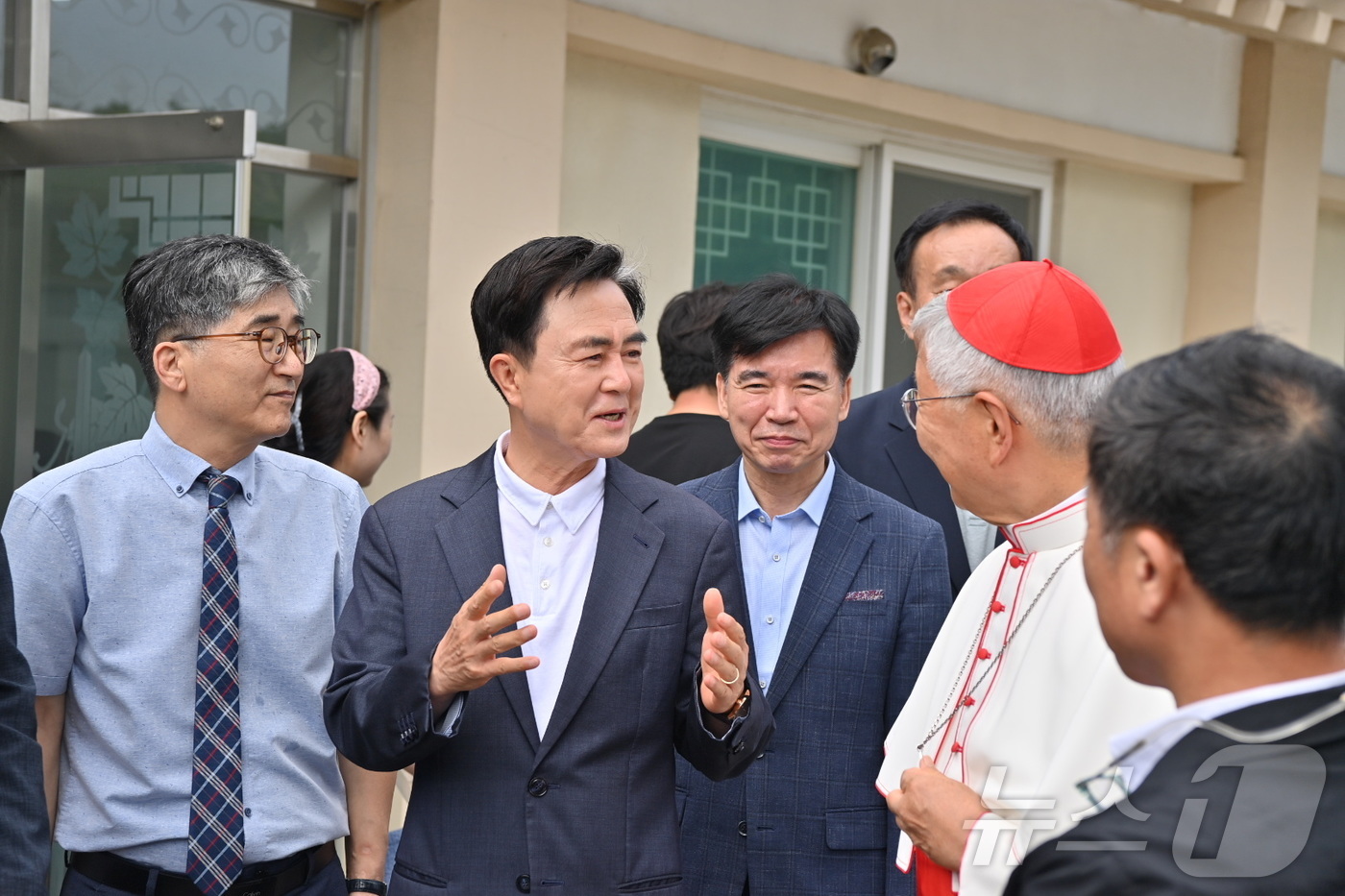 (서산=뉴스1) 이동원 기자 = 김태흠 충남도지사는 6일 서산 해미국제성지에서 열린 유흥식 추기경(교황청 성직자성 장관) 집전 미사에 참석했다.유 추기경은 여름휴가를 맞아 지난달 …